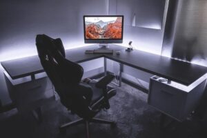 How to Choose an L-Shaped Desk for a Home Office